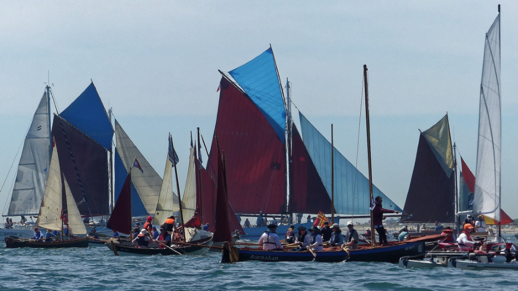 Les "gros" bateaux ont une position bien définie dans la parade, alors que nous autres "petits" devons juste faire de notre mieux pour suivre. 