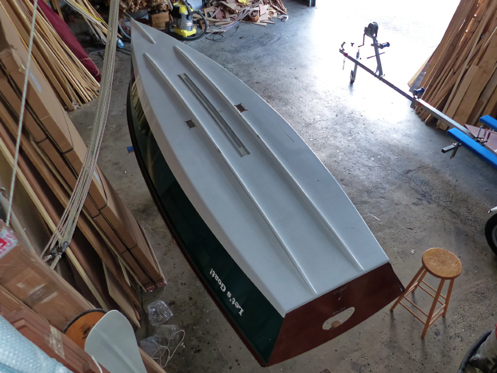 J'ai retourné Let's Goat pour ajouter des "lèvres" afin d'obturer l'ouverture du puits de dérive tout en laissant sortir et rentrer la dérive. Le but est de limiter les turbulences générées par cette longue ouverture. 