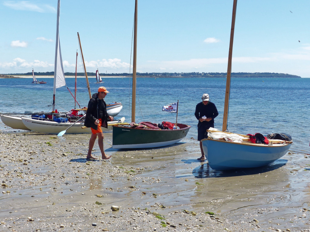 Mon "Let's Goat!" se trouve entre le catamaran (Hobie 16 très modifié) de Jean-David et le Creizic de Gwendal. Le Creizic est un des plus récents plans de François Vivier et seul le prototype a été construit. Les plans ne sont pas disponibles mais l'architecte autorise la découpe de kits : les personnes intéressées peuvent me contacter (adresse dans l'enveloppe en haut à droite de chaque page). 