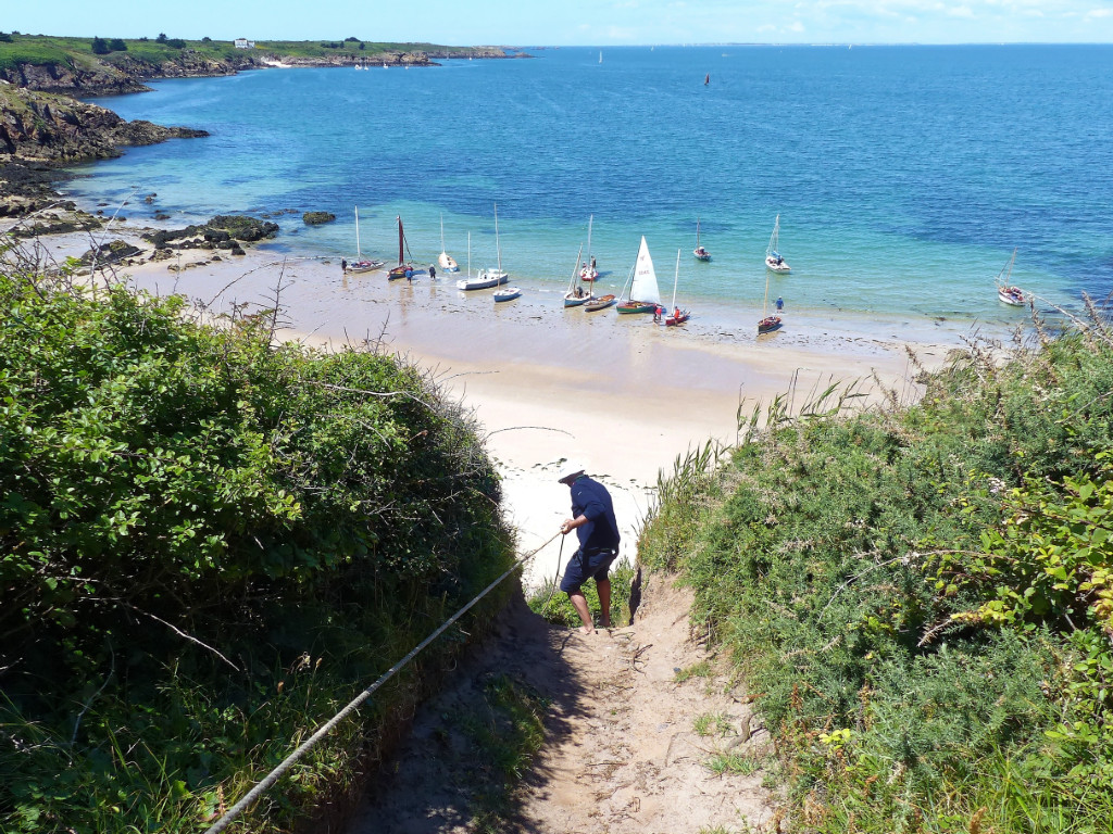 Pause déjeuner tardive sur la plage qui se trouve sur l'ouest de la pointe de Beg er Gorlé. Il est encore trop tôt pour s'arrêter pour la journée et nous décidons d'aller dormir sur Hoedic car nous y sommes invités pour participer à la Fête de la Musique ce soir.