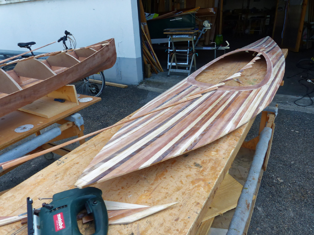 Nous avons marqué le bord à couper à l'aide d'un trusquin, séparé le pont de la coque, et venons de faire la découpe à la scie sauteuse. 