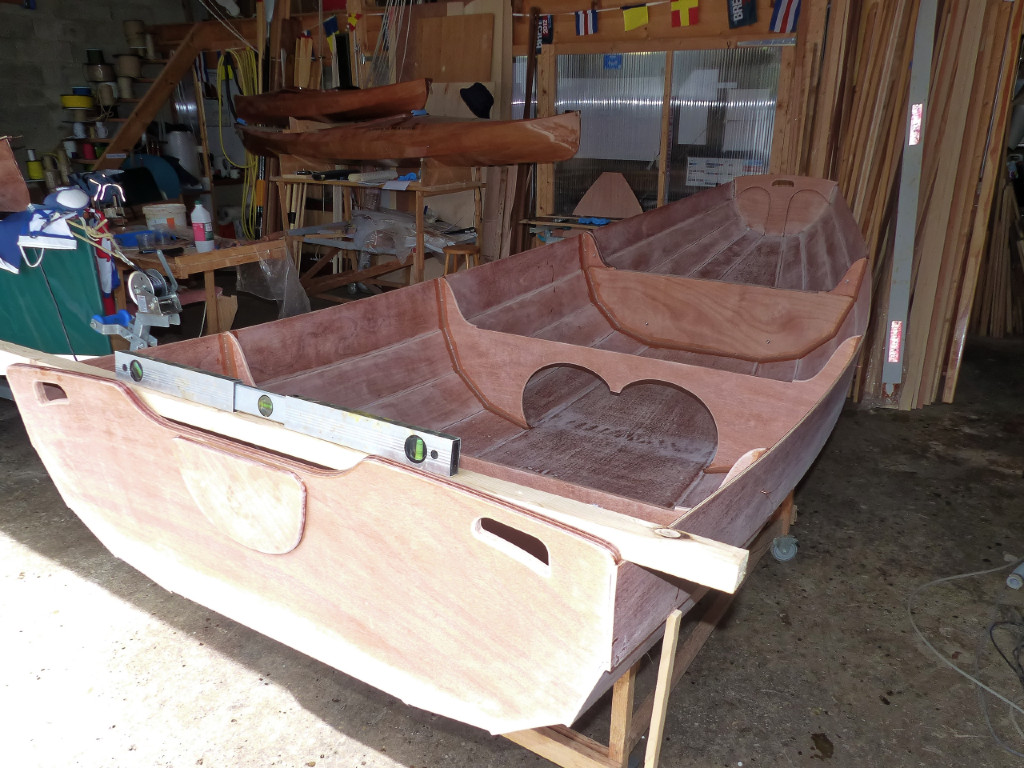 Après le Raid Normand, j'ai commencé la construction d'un PassageMaker Dinghy qui m'a été commandé en version "barre en main". 