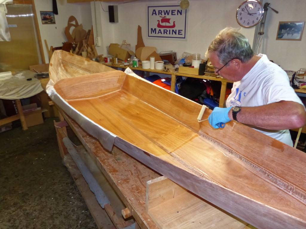 Nous stratifions également un tissu fin sur l'intérieur du cockpit, en plus des rubans de fibre de verre qui renforcent déjà les joints entre les panneaux. 