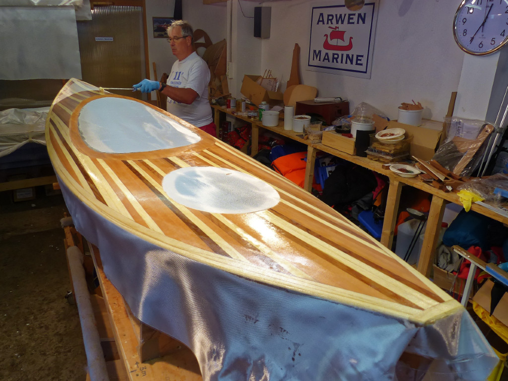 Et voilà la stratification du pont. Nous couperons l'excédent de tissu de verre en laissant un "retour" d'une douzaine de centimètres de large que nous collerons sur les panneaux latéraux afin de renforcer encore la jonction. 