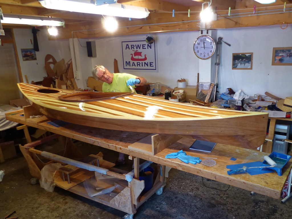 Nous terminons en passant une ultime couche d'époxy sur le pont afin de remplir la trame du tissu de verre et augmenter l'épaisseur d'époxy, qui donnera un bel effet de loupe sous le vernis, que Benoit fera ultérieurement chez lui. En effet, l'époxy doit enore être protogée des UV. 