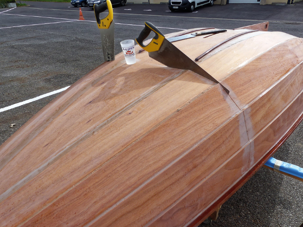 Demain, je commence avec Jean-Louis la construction d'un PassageMaker Dinghy démontable. Cette photo de septembre dernier montre comment on démonte le PassageMaker Dinghy. 