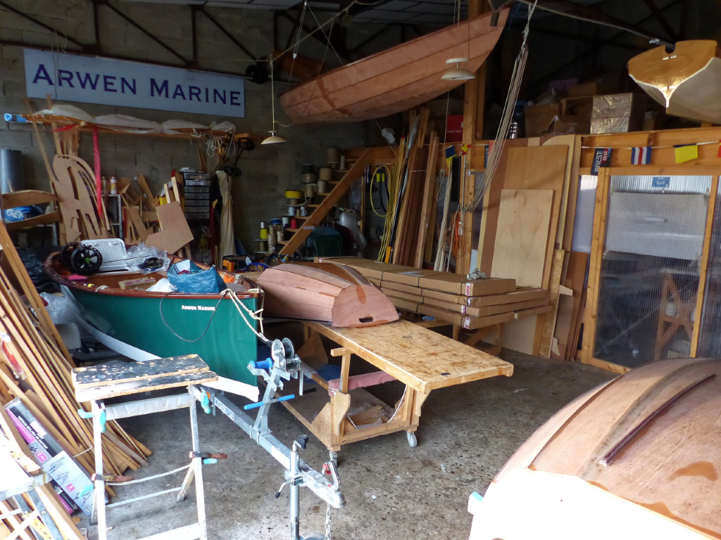 J'ai terminé seul la construction du Skerry de Xavier et l'ai suspendu en hauteur afin de dégager de la place en vue de la construction accompagnée de deux Silmaril que l'on aperçoit dans le tas de cartons sous le Skerry. 