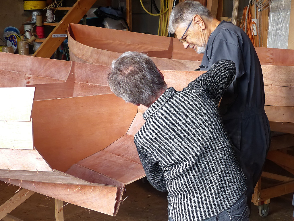 Il y a une suture de fil de cuivre tous les 15 cm, ce qui en fait 6 à 7 par mètre, fois 12 virures par bateau, fois 4.6 m de joint : cela fait 330 à 390 sutures à nouer, sans compter celles des cloisons, du tableau et de l'étrave. On arrive facilement à 500 sutures pour un bateau ! 