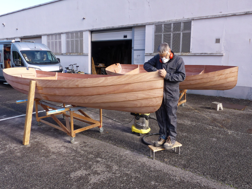 Finalement, la construction d'un bateau en "cousu-collé" consiste à déposer soigneusement sur la coque un produit cher (l'époxy), le laisser durcir pour qu'il tienne bien, puis essayer d'en enlever le maximum en le réduisant en poussière avec des outils bruyants, salissants et coûteux...