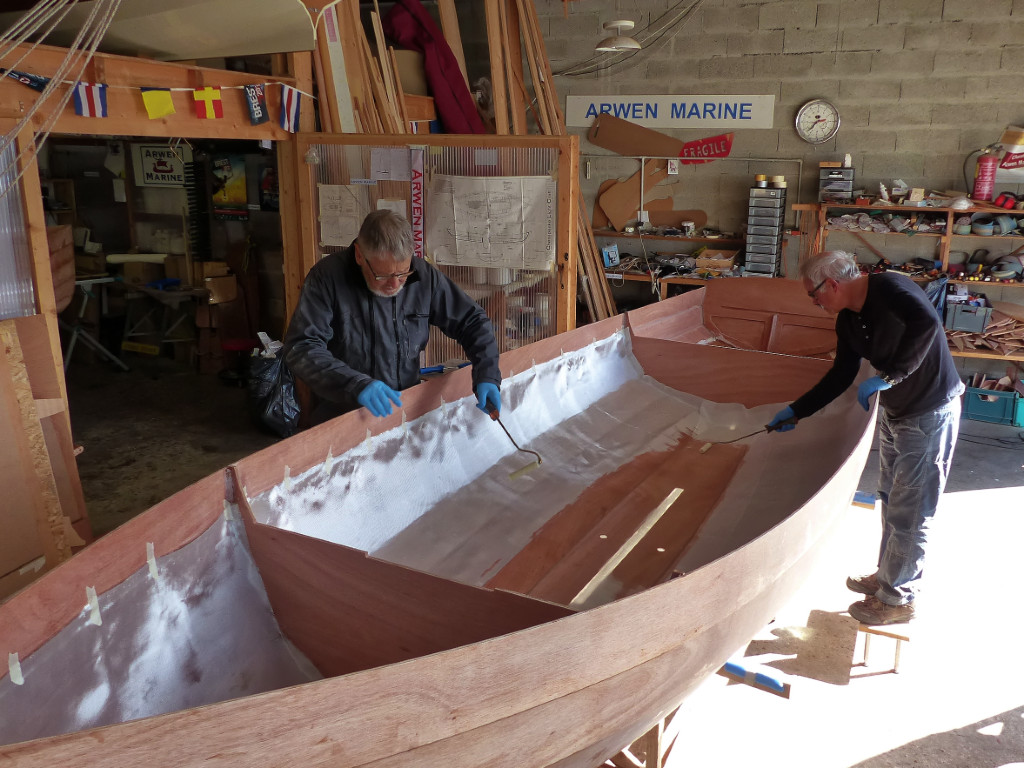 Deux lés de 105 cm de large sont croisés avec un léger recouvrement sur le panneau de fond.