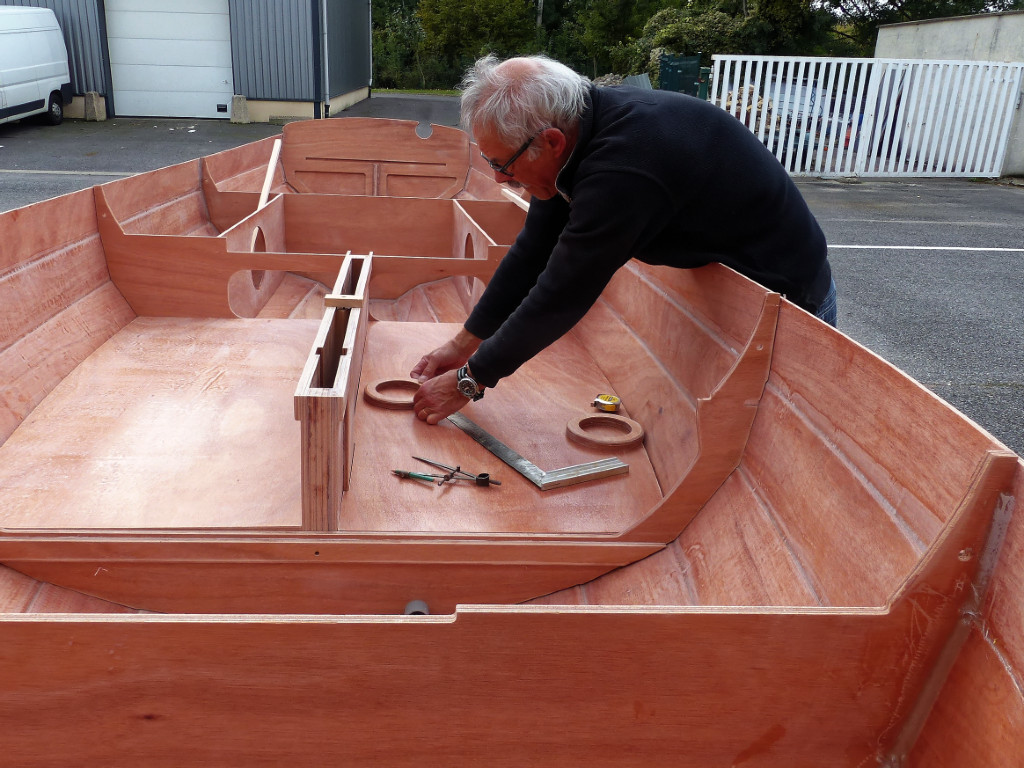 Mise en place des petits "kiosques" des trappes d'accès au ballast. Sur le prototype, j'avais des boitiers aussi hauts que le puits de dérive : encombrant et inutile ! 