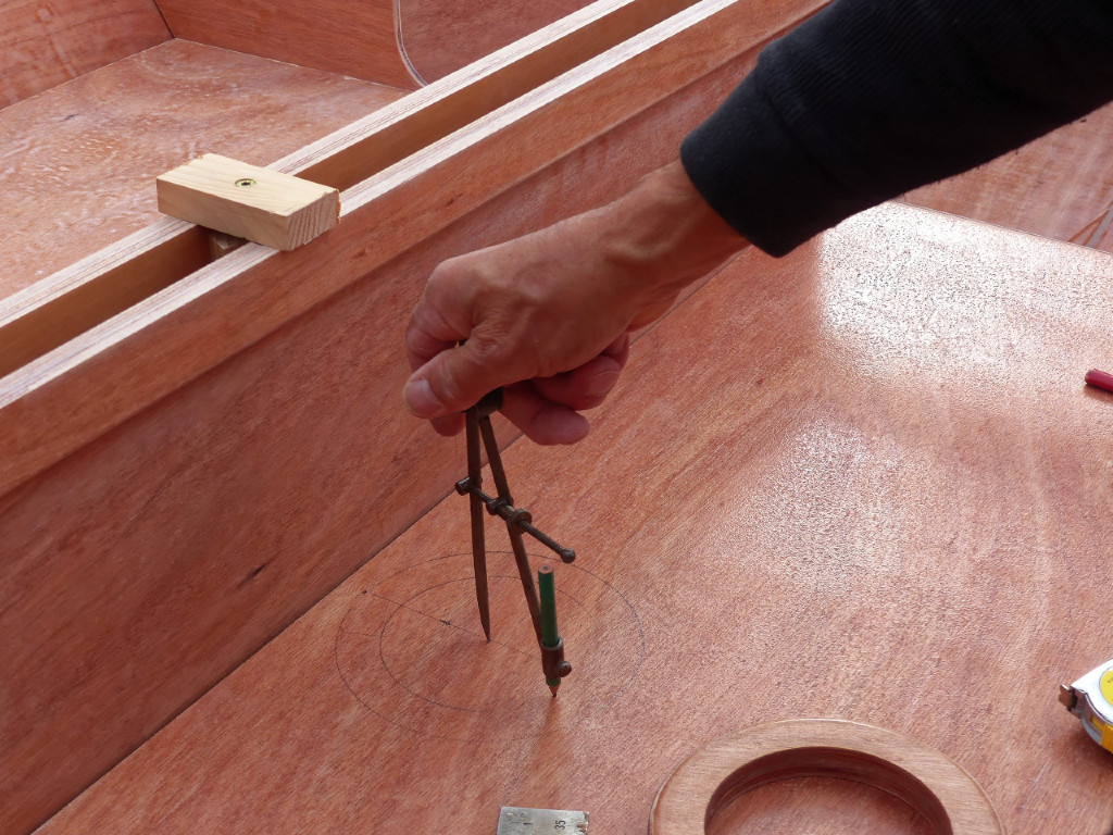 Mise en place des petits "kiosques" des trappes d'accès au ballast.