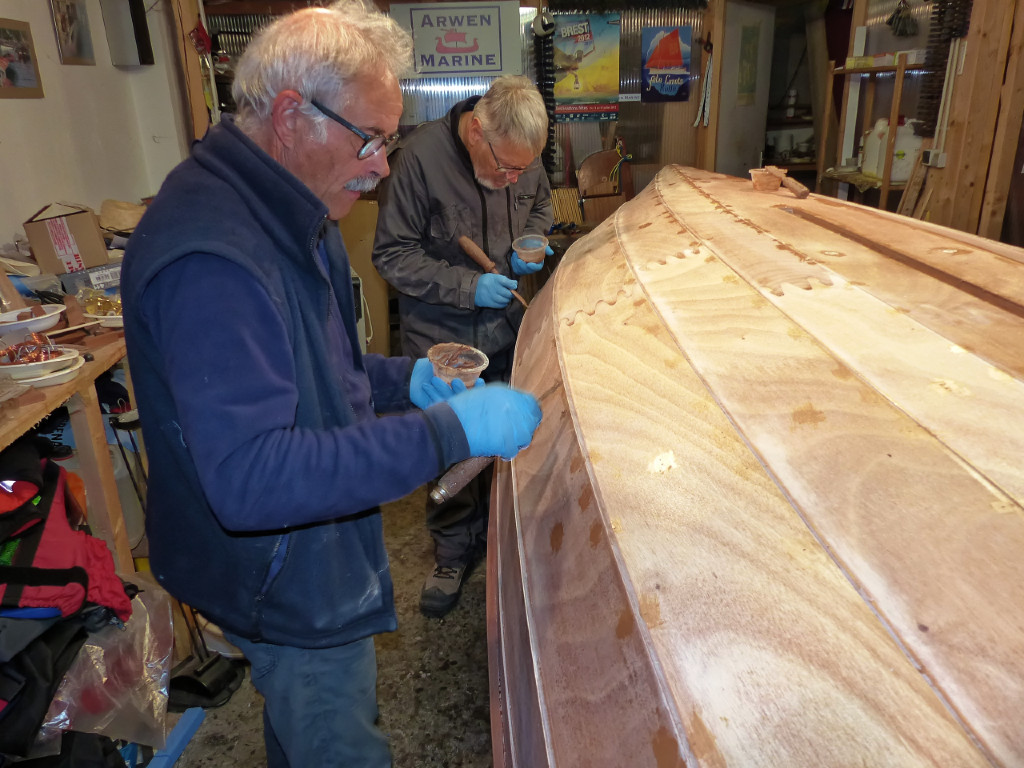 Travail de patience et d'attention : nous bouchons les trous des sutures de fil de cuivre avant de repasser sur tous les joints. Oui, nous les avions déjà bouchés, mais sur l'intérieur de la coque ! 