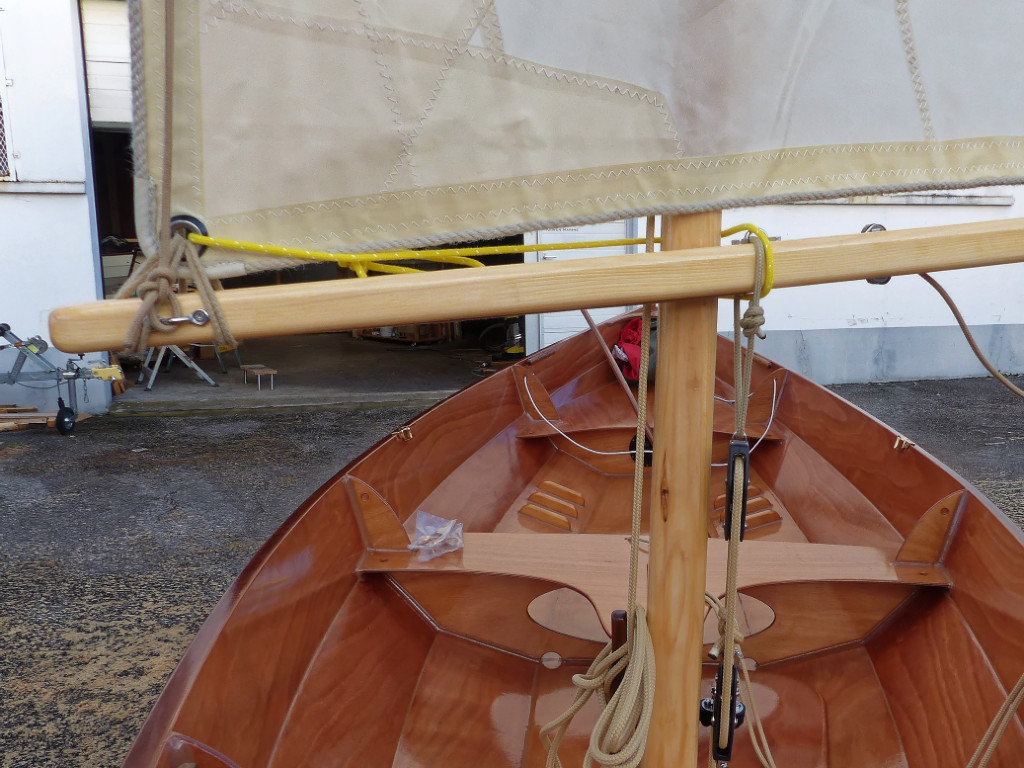 Vue de l'autre côté de la bôme. On voit que si l'on serrait plus le bêleur, il faudrait le passer à l'intérieur du pontet et de l'erseau du palan d'amure, car le bêleur pousserait la bôme vers l'arrière.