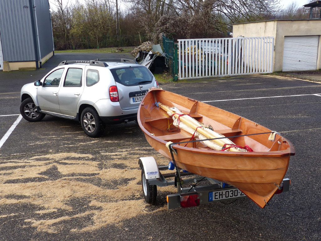 Xavier est venu chercher son Skerry début janvier pour l'emmener à Arradon, sur le Golfe du Morbihan, où nous le reverrons donc certainement. Au sol, ce n'est du sable, ce sont des copeaux qui viennent de la réalisation de la bôme et du bout-dehors du Silmaril de Jean-François. 
