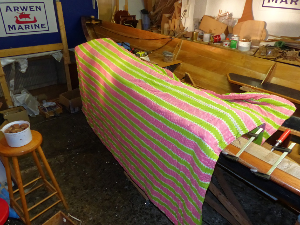 J'ajoute cet élégant duvet pour couvrir la zone de collage et retenir la chaleur diffusée par le radiateur. Les presses évitent que le duvet reste collé sur le liston. 