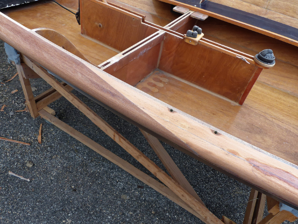 Idem sur le joint arrière. Les trous de vis sont ceux du support de dame de nage central. 