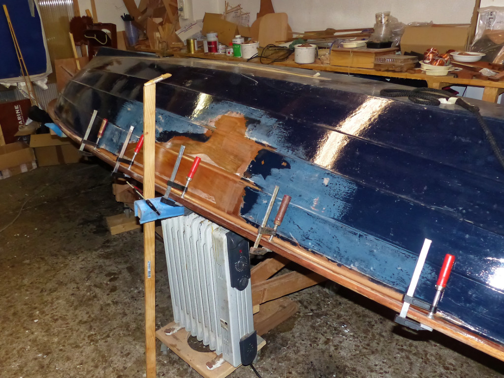 J'ai retourné le Doris 17 afin de mastiquer et refaire les bouts de joint sous le liston et entre les bordés.