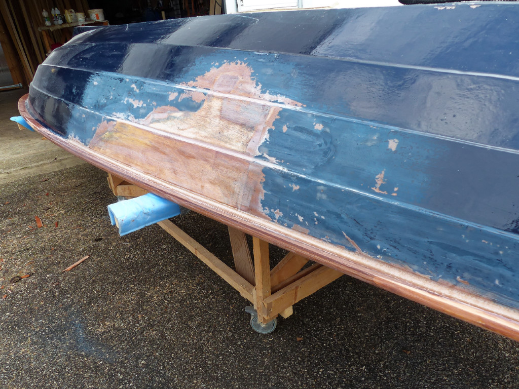 Ponçage avant de stratifier un tissu de verre fin sur la zone réparée afin de renforcer les collages sur chant. En effet, je me suis simplifié la vie en omettant de faire des scarfs sur tous les joints de contreplaqué. 