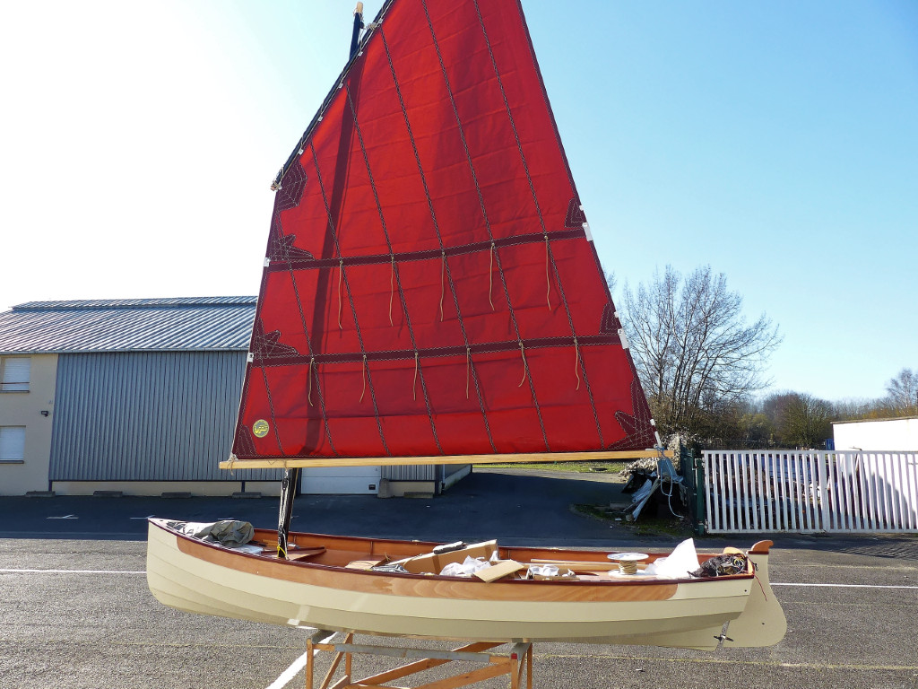 J'ai enfin reçu début février les voiles du Silmaril de Jean-François, construit à l'atelier en même temps que celui d'Yves en octobre-novembre dernier, et de celui de Patrick, construit en parallèle tout seul de son côté. Voici l'essayage de la misaine de 10 m2 sur le Silmaril de Jean-François. Le mât est un tube carbone, de même que la vergue, alors que la bôme est en épicéa car on doit fixer dessus tout plein de poulies de renvoi et de coinceurs pour le système de prise de ris. De plus, le gain de poids de 60 à 70% se justifie moins pour cet espars qui se trouve au bas du gréement. 