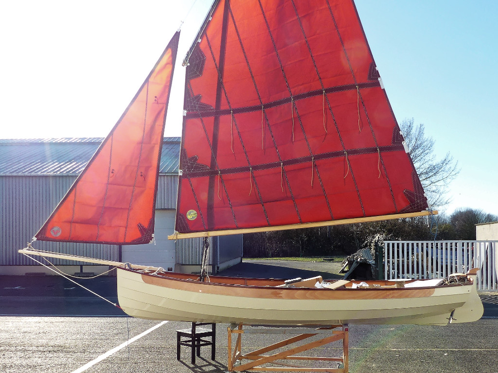 Et voici le foc de 2.50 m2 sur un bout-dehors assez long pour le dégager de la pointe de la vergue et de la bôme, qui sont des pièges à drisse et à écoute, comme le savent les praticiens de ce gréement de sloup à misaine au tiers. Par ailleurs, les essais que j'ai faits avec le Silmaril N°1 m'ont montré qu'il est peu sensible au déplacement du centre de voilure et que l'on peut donc l'utiliser en misainier, sans bout-dehors ni foc? Le bateau est un peu plus ardent, bien sûr, mais sans excès. Pratique quand le vent est un peu fort et que l'on n'a pas d'équipier. 