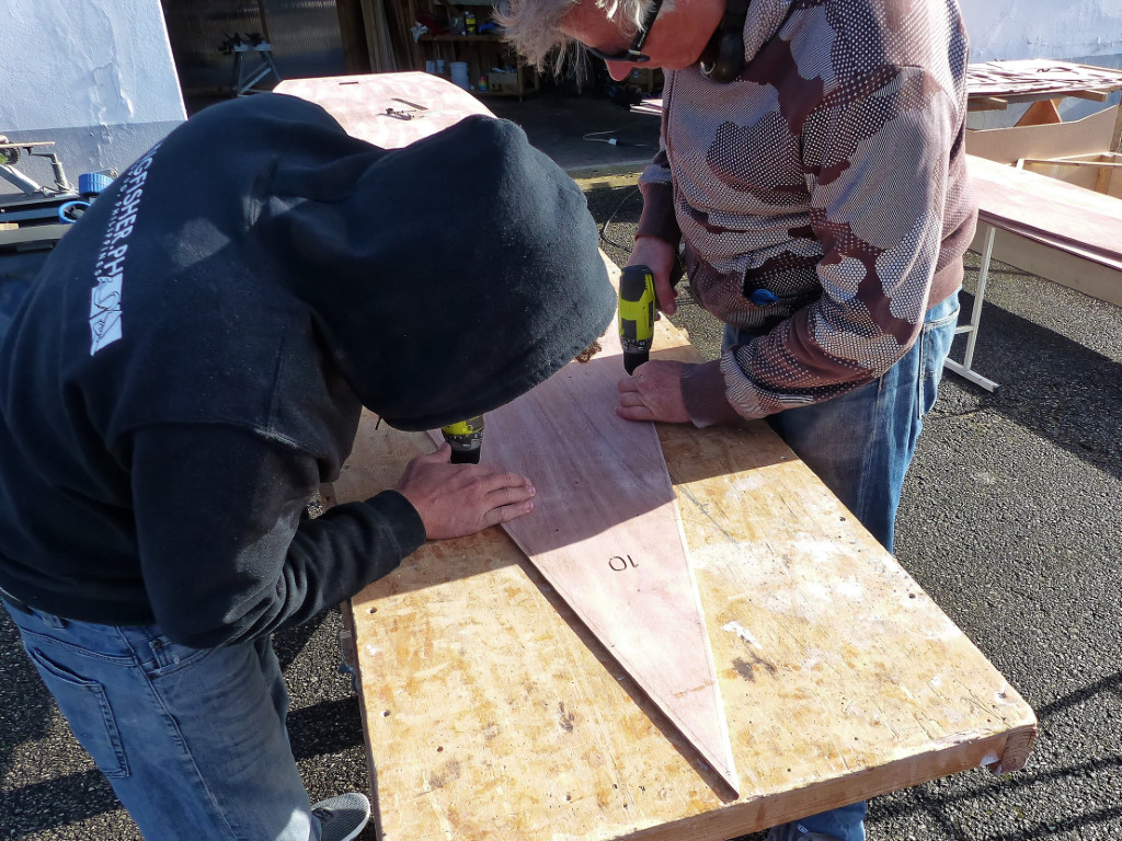 Perçage des trous des sutures d'assemblage en fil de cuivre.