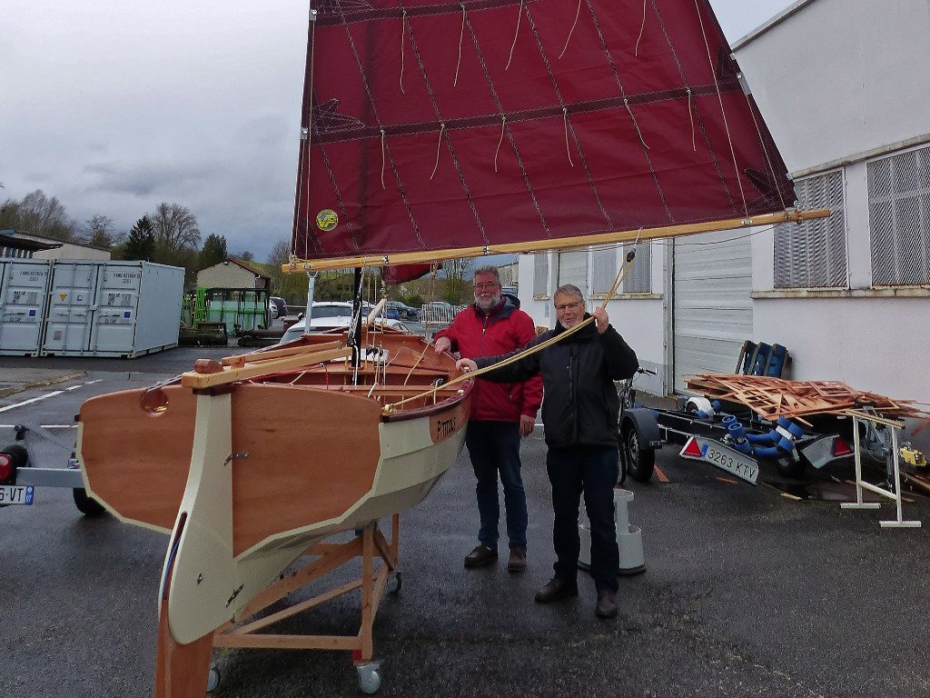 Je délaisse la construction du RoG 15 le temps de livrer à Jean-François son Silmaril : fruit d'une construction accompagnée en même temps que celui qu'Yves vient de lancer vendredi dernier, et je l'ai ensuite gréé pour Jean-François.