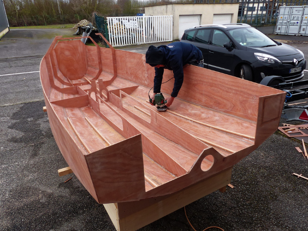 Nous avons collé toute la structure de la partie arrière afin de nous permettre de monter dans le bateau pour faire les joints-congés de la structure. Enfin, c'est Martin et ses 70 kg qui iront, car William et moi sommes légèrement plus lourds...