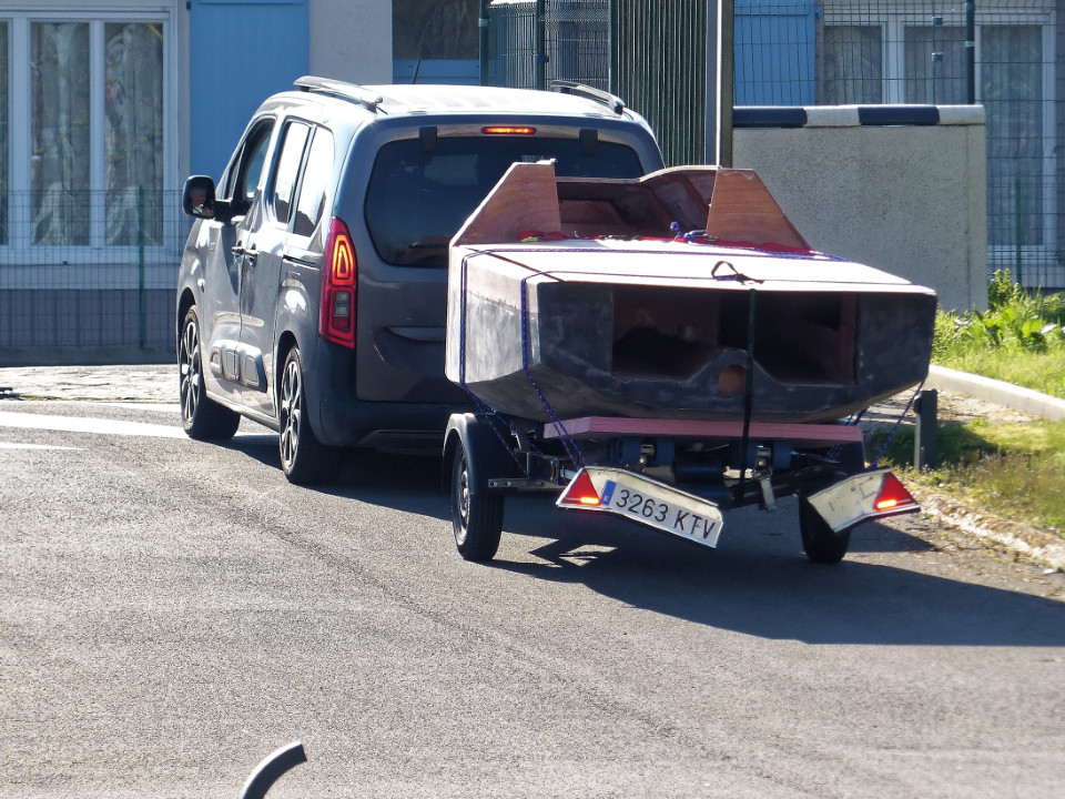 Et William prend la route pour le sud de l'Espagne, 1600 km, alors que le confinement bat son plein tant en France qu'en Espagne. Les attestations fournies par Arwen Marine (et la chance ?) ont permis à William de rentrer à bon port avec son nouveau bateau qu'il doit maintenant peindre, accastiller et gréer. En principe, nous devrions voir ce RoG sur l'eau au Challenge Naviguer Léger fin juin prochain, si le Covid-19 nous le permet !