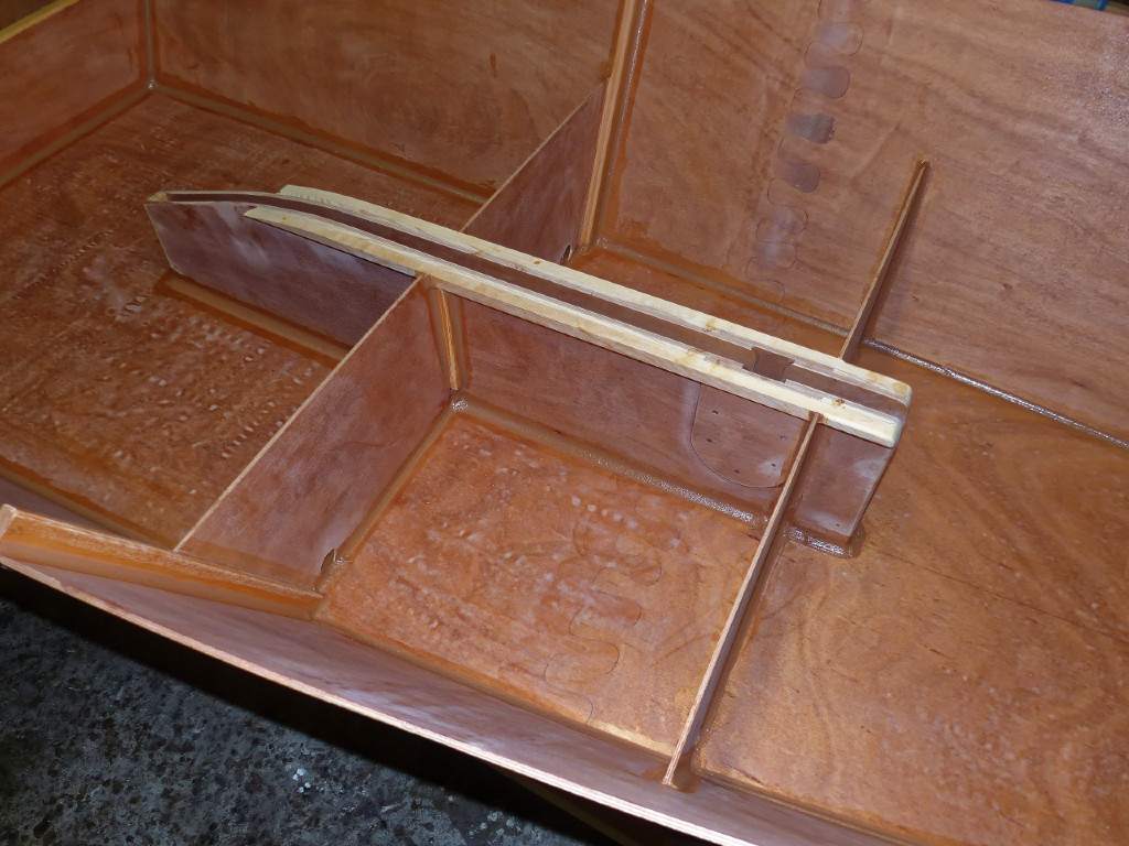 Ces deux volumes ajoutent 50% de flottabilité aux caissons étanches avant et arrière prévus en standard et permettront de ranger une grande partie du matériel de randonnée au centre du bateau. 