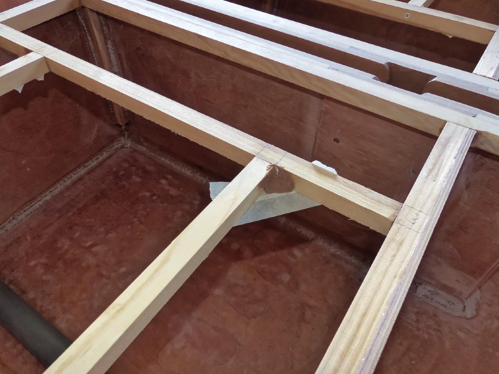 J'ai ajouté de petits "pâtés" d'époxy chargée dans certains angles de la structure où je n'ai pas pu mettre de vis, et où je crains donc une faiblesse. Le "pâté" augemente considérablement la surface de collage. 