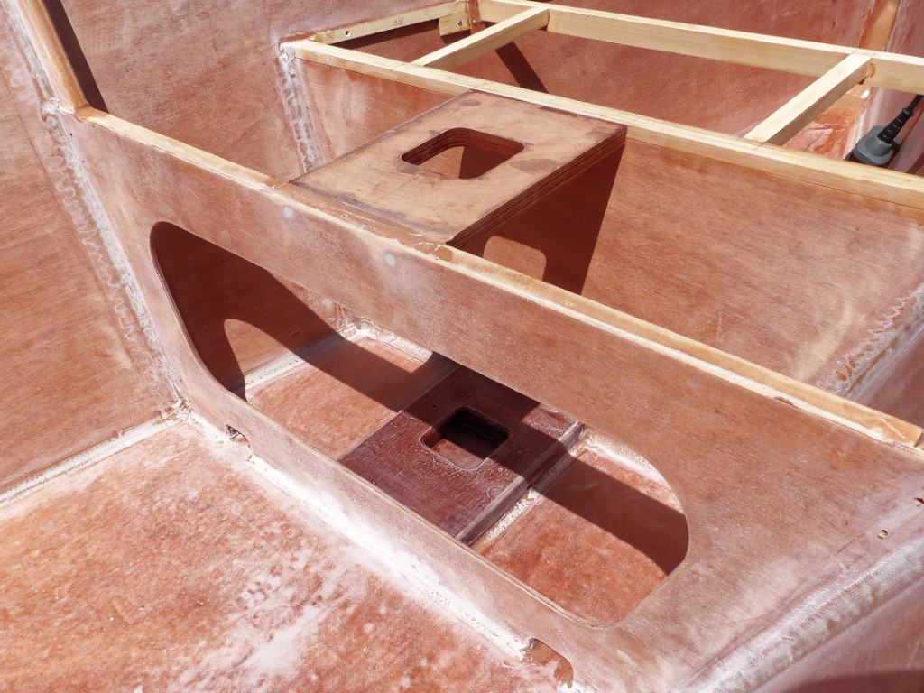 Je passerai aussi une couche d'époxy claire sur toutes les surfaces entre les cloisons 1 et 2, car ce sera nettement poins facile une fois que le dessus du caisson avant sera collé. 