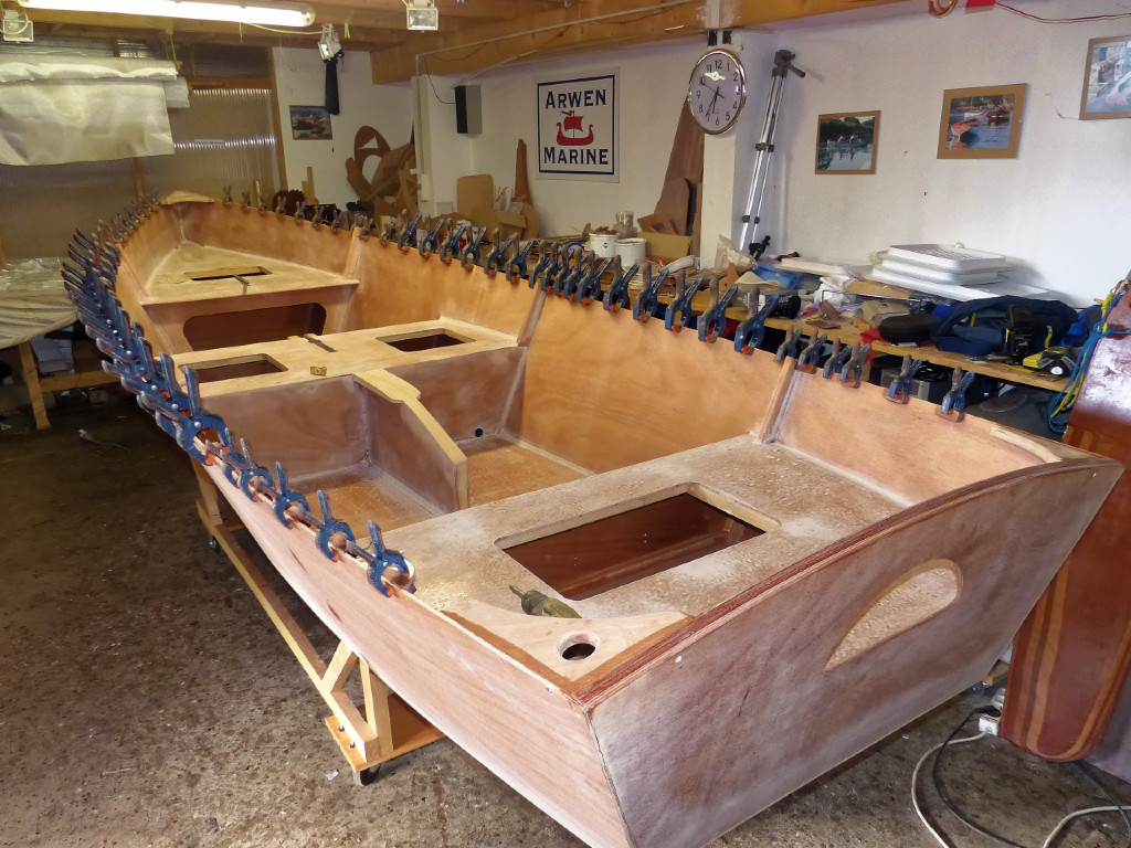 L'activité du reste de la journée a été la préparation des 60 cales de la serre ajourée, puis leur collage, ainsi que celui de la guirlande et les courbes arrière. 