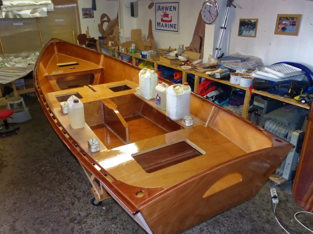 Dans la foulée, j'ai collé les sièges latéraux, ce qui termine le travail sur l'intérieur de la coque. 