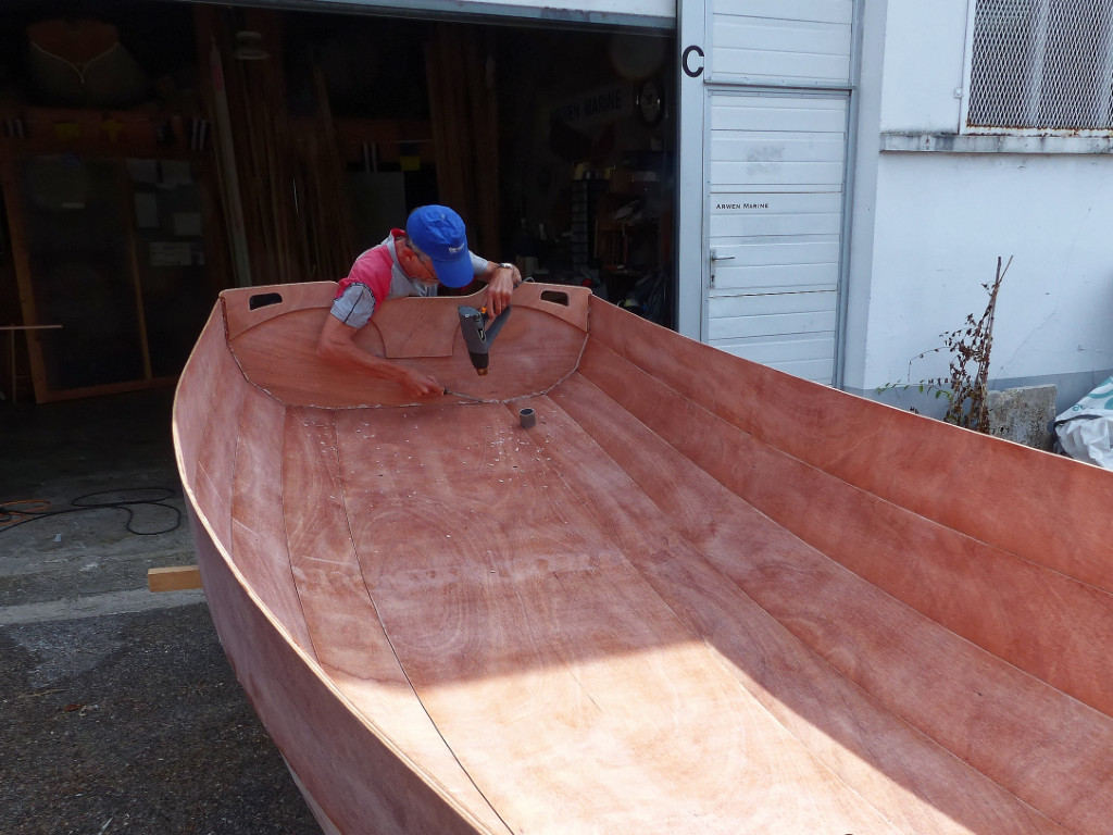 Le lendemain matin, extraction des sutures et dépose des trois cloisons. Ici, Jean-Louis, chauffe l'époxy du collage du tableau afin de couper au ciseau à bois les excédents qui gêneront lorsque nous ferons le joint-congé définitif autour du tableau.