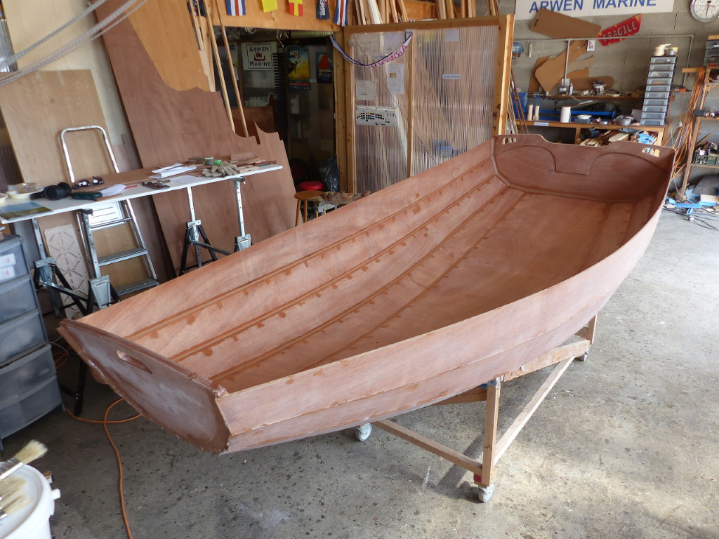 Joints intérieurs et bouchages des trous des sutures. 