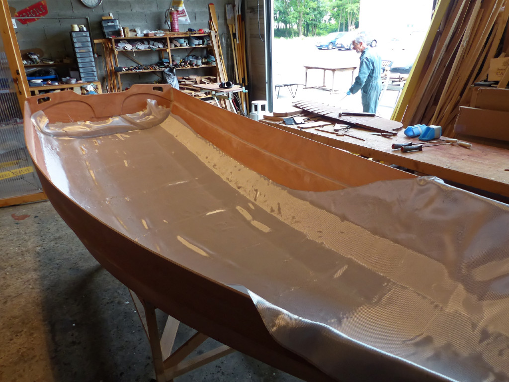 Drapage du tissu de verre sur la surface intérieure en vue de la stratification. 