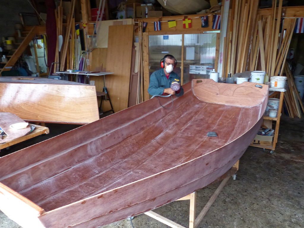 Ponçage de la surface intérieure. J'évite normalement de poncer à l'intérieur, mais maintenant il pleut. La ponceuse est branchée sur l'aspirateur afin de limiter la diffusion de la poussière. 