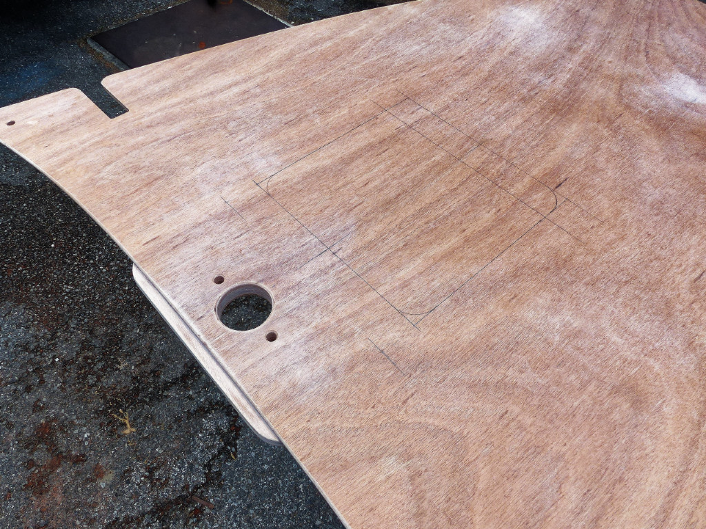 Nous avons percé l'étambrai et tracé pour la découpe de la trappe du caisson avant. Le trous de l'étambrai est normalement carré, mais cette fois-ci, nous allons installer un mât en tube carbone, d'où le trou rond. 