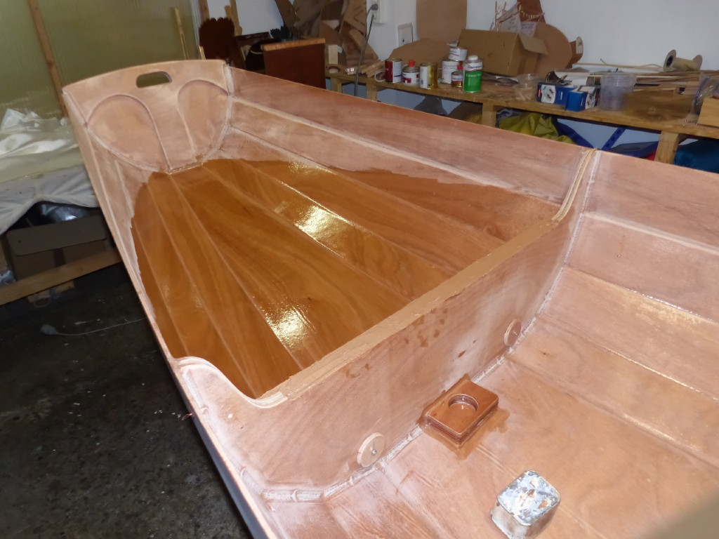 Nous avons aussi passé une couche d'époxy sur toute la surface intérieure des caissons avant de les fermer. 