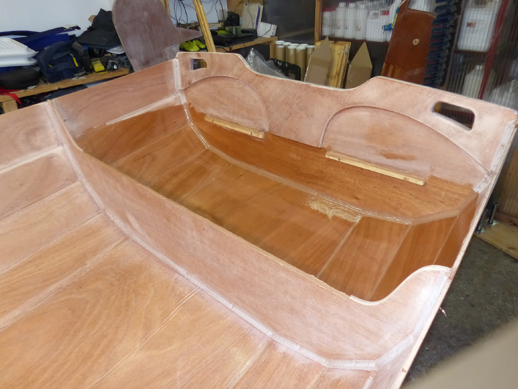 Et voici le caisson arrière. Tous les chants verticaux sont encollés et les deux petites réglettes vissées-collées sur le tableau tiendront le siège arrière pendant que nous ferons un joint-congé sur toute sa périphérie. 