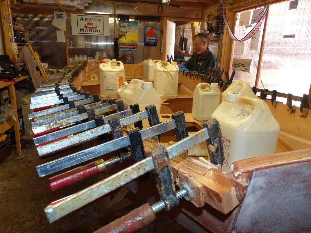 Les bidons pressent le collage des sièges et nous enchainons avec le collage des quatre lattes de sapelli qui constituent les listons en deux épaisseurs. 