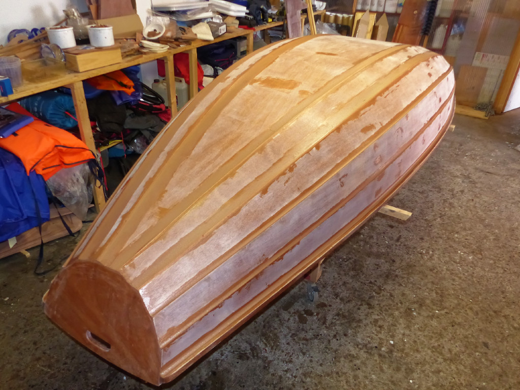 Puis nous retournons la coque et repassons une couche sur tous les joints extérieurs. Notez l'importance de ceux qui sont sur les bords de la sole et entre les virures 1 et 2 : nous allons stratifier jusqu'en haut des virures 2 et il faut adoucir les arêtes afin d'éviter que le tissu de verre fasse des bulles. 