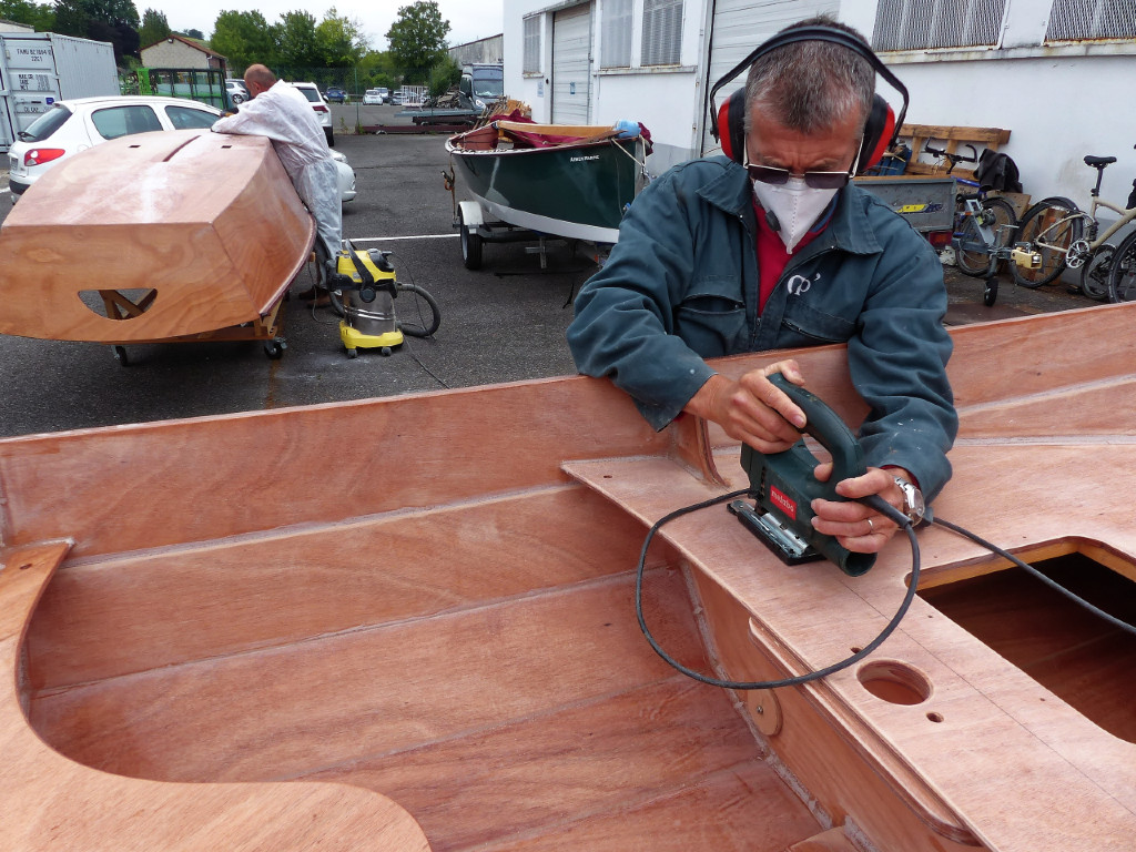 Je n'ai pas fait de photos de la stratification, nous passons directement à la phase sanglante de cette construction : le démontage de la coque ! Nous commençons par un coup de scie sauteuse sur le siège avant. Ce trait de scie servira à guider la scie égoïne qui nous servira pour la suite de la découpe. 