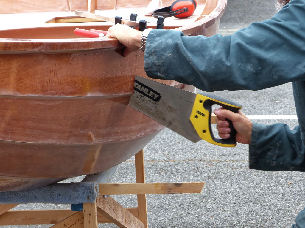 La découpe continue, toujours en utilisant le premier trait de scie pour se guider. J'avais aussi percé une série de petits trous le long du contour le la cloison avant afin d'avoir des repères.
