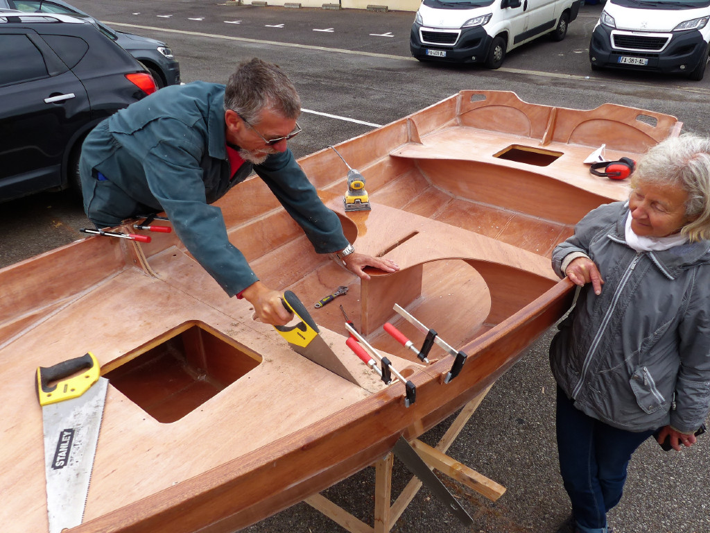 Jean-Louis alterne les angles de coupe : dessus... 