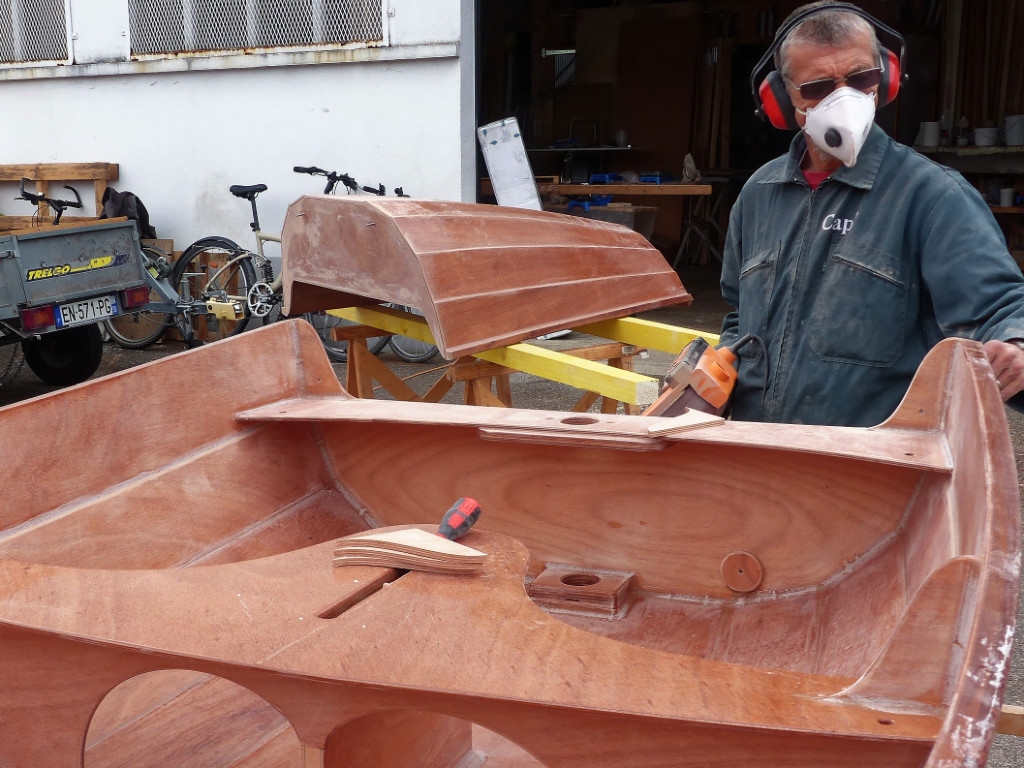 Excellente découpe, Jean-Louis a fait un presque sans-faute, il y a juste quelques rayures sur l'une des cloisons, que nous mastiquerons à l'époxy chargée. 