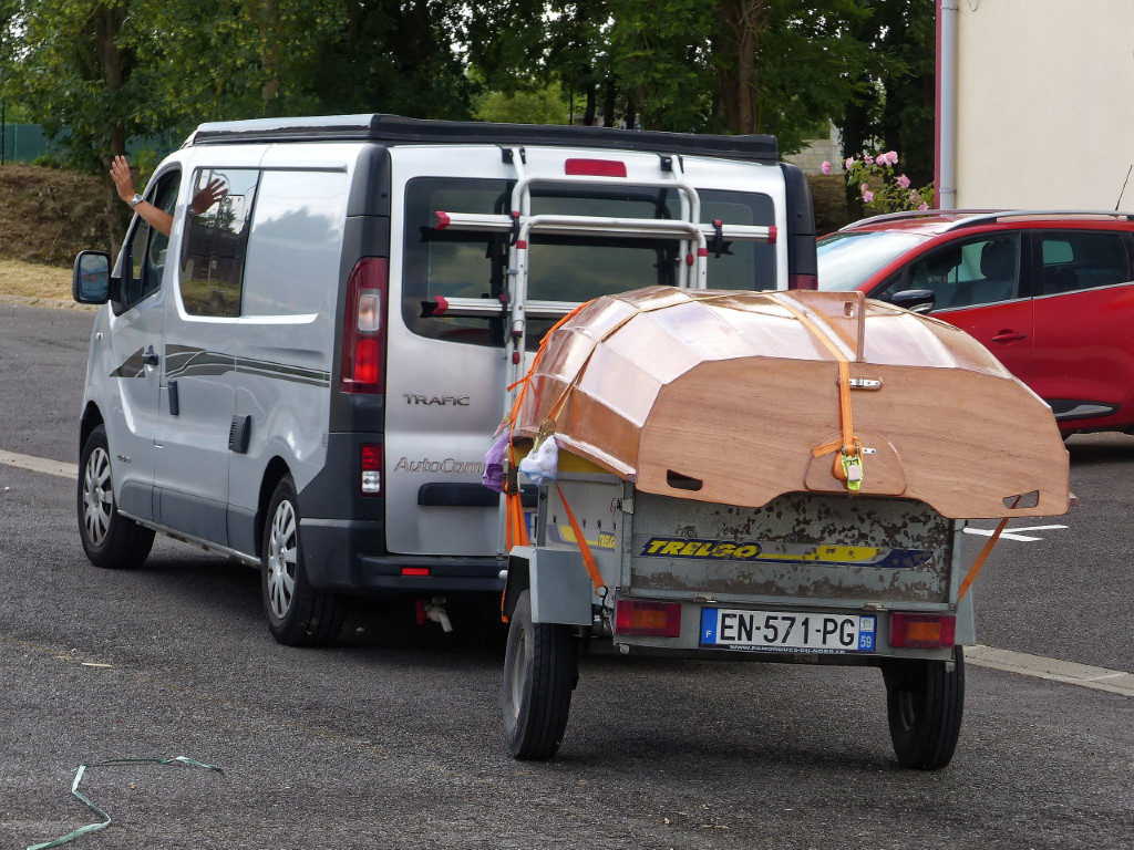 Et c'est le moment du départ pour aller teminer d'équiper le bateau et apprendre à l'utiliser sous la houlette de Pierre ! 