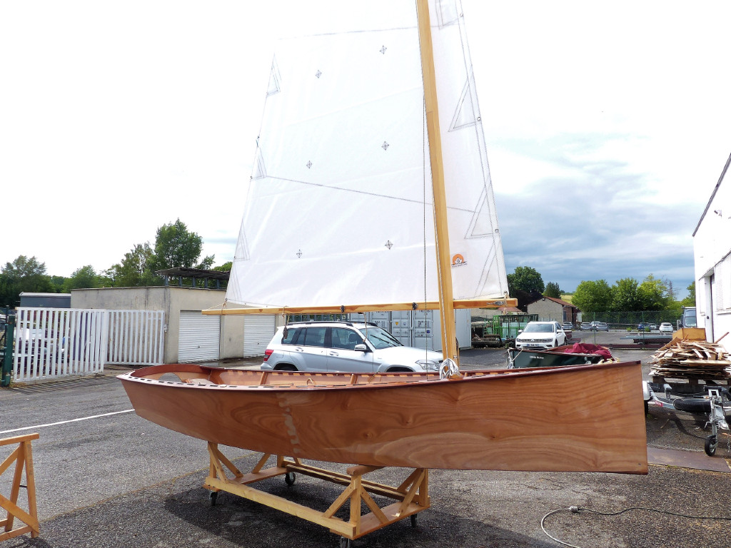 Installation du gréement. Jacques me reprend le mât, la vergue et la bôme de Let's Goat!, car j'avais acheté cet hiver des tubes carbone pour remplacer mes espars. La voile vient de la voilerie "Really Simple Sails" montée par Michael Storer aux Philippines, son pays d'adoption, afin de disposer localement de bonnes voiles à faible coût pour son activité bénévole de promotion de l'apprentissage de la voile. La voilerie vit grâce à l'export d'une partie de sa production.