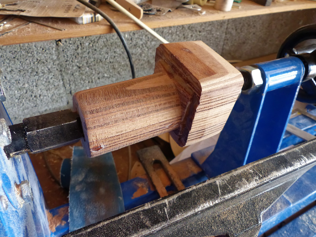 Je tourne un pied de mât en contreplaqué massif : je rigole en écrivant cette antilogie car le contreplaqué ne peut pas être massif ! Mais j'ai collé tout plein d'épaisseurs de mon CP makoré qui est si dur qu'il a été interdit à la vente (mais non, je rigole encore!), puis j'ai façonné l'empreinte du pied de mât de Let's Goat et je termine en tournant la partie qui entrera dans le tube de carbone. Je tourne aussi une pièce qui s'emboitera dans l'autre bout du tube et sera percée pour les poulies de drisse. 